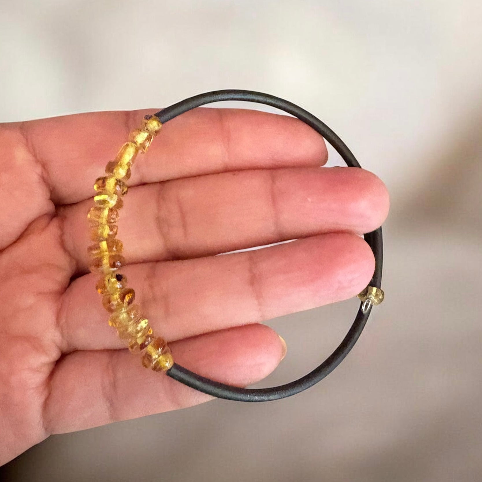 Aura Ámbar · Brazalete Esencial